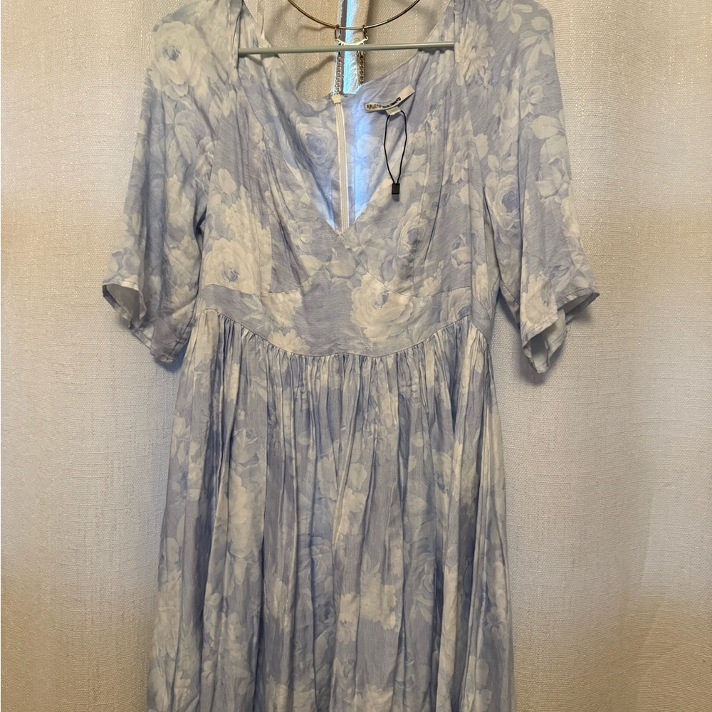 Chic Long Sleeve Floral Dress in Soft Blue